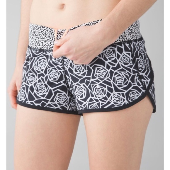 lululemon athletica Pants - Lululemon Speed Short in Posey Black & White Size 8